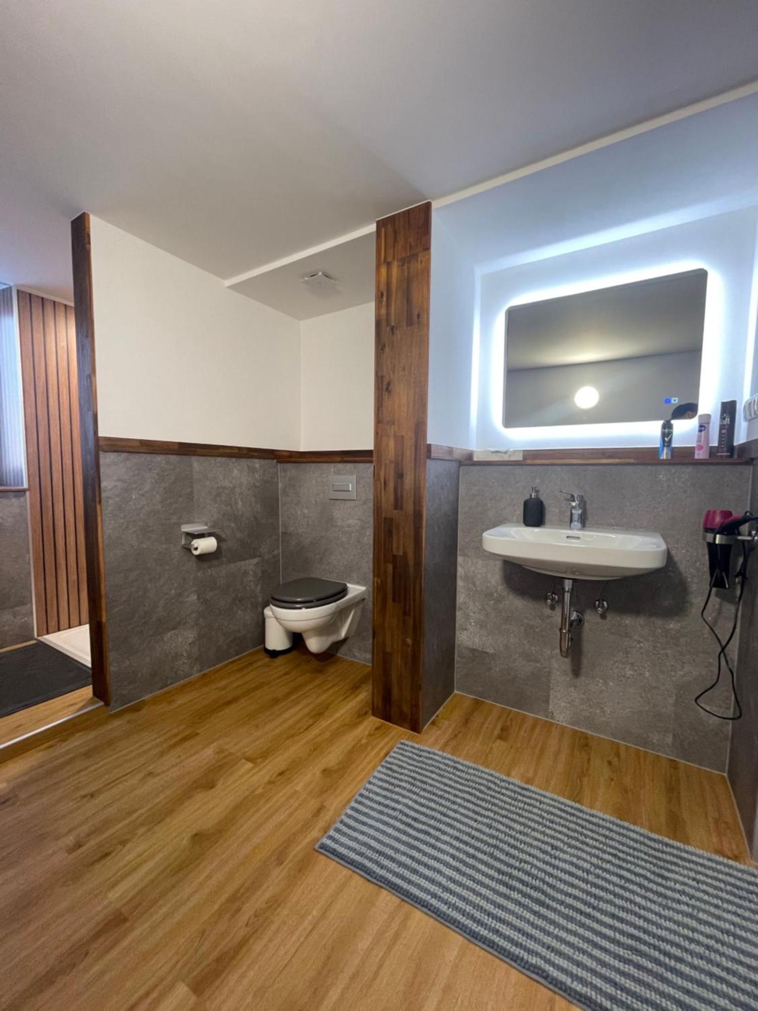 Stadtilm Exklusive Zimmer Mit Geteiltem Bad Und Kueche Kg מראה חיצוני תמונה